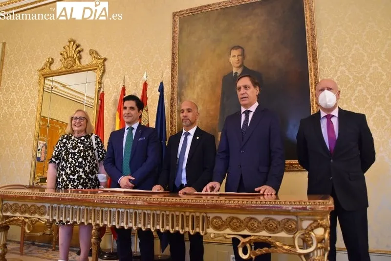Firma del acuerdo de colaboración en el Ayuntamiento de Salamanca | Fotos: Vanesa Martins