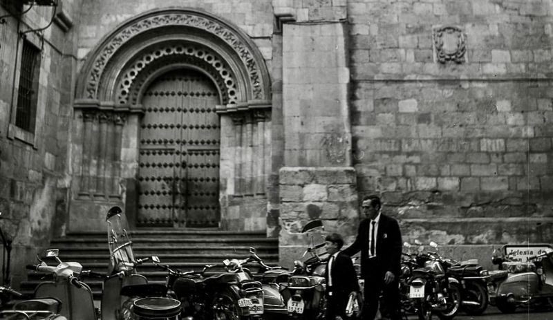 Cuando las motos podían aparcar en el casco histórico de Salamanca