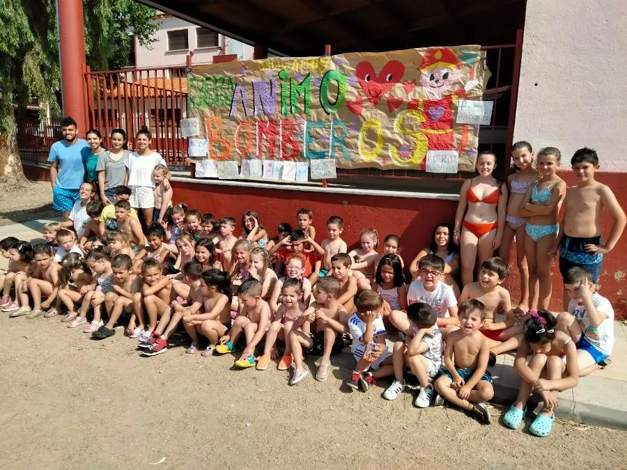 Foto 8 - Ni&ntilde;os y monitores de Conciliamos muestran su apoyo a los que est&aacute;n trabajando en el incendio