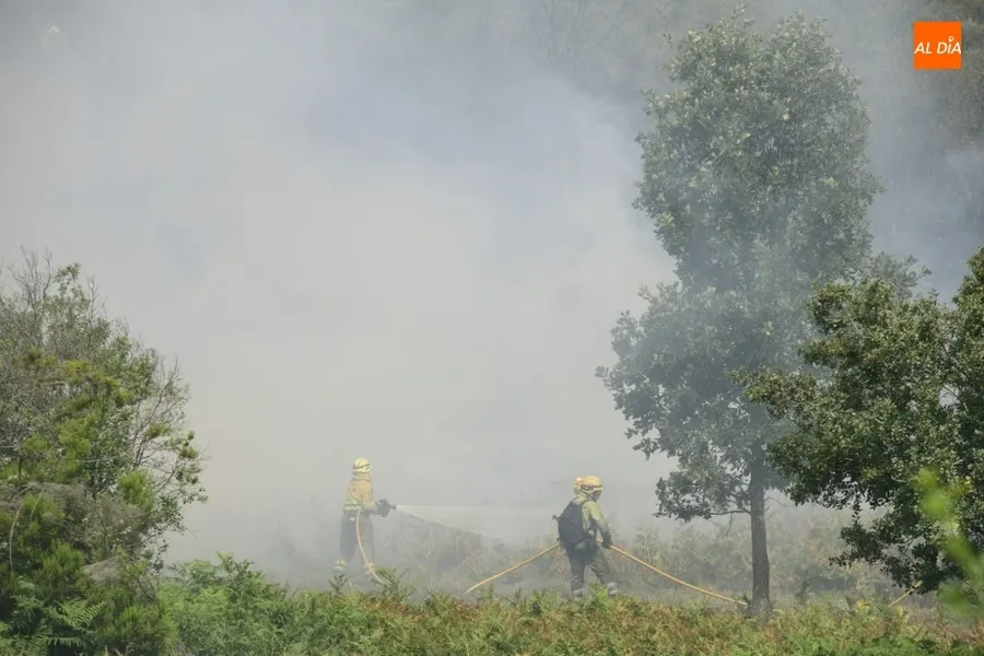 Foto 14 - Vecinos de Morasverdes y Guadapero se quedan de guardia con tractores lamentando la falta de medios