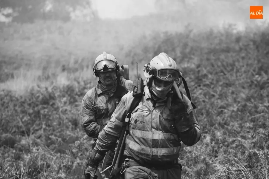 Foto 12 - Vecinos de Morasverdes y Guadapero se quedan de guardia con tractores lamentando la falta de medios
