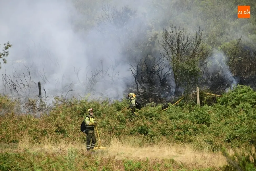 Foto 8 - Vecinos de Morasverdes y Guadapero se quedan de guardia con tractores lamentando la falta de medios