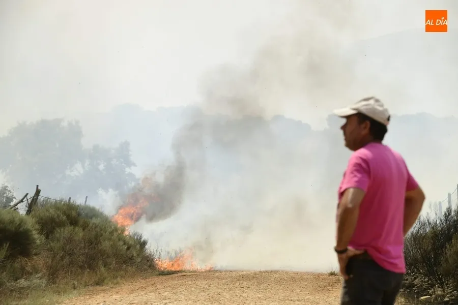 Foto 6 - Vecinos de Morasverdes y Guadapero se quedan de guardia con tractores lamentando la falta de medios