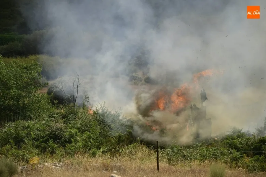 Foto 5 - Vecinos de Morasverdes y Guadapero se quedan de guardia con tractores lamentando la falta de medios