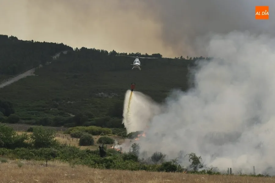 Foto 4 - Vecinos de Morasverdes y Guadapero se quedan de guardia con tractores lamentando la falta de medios