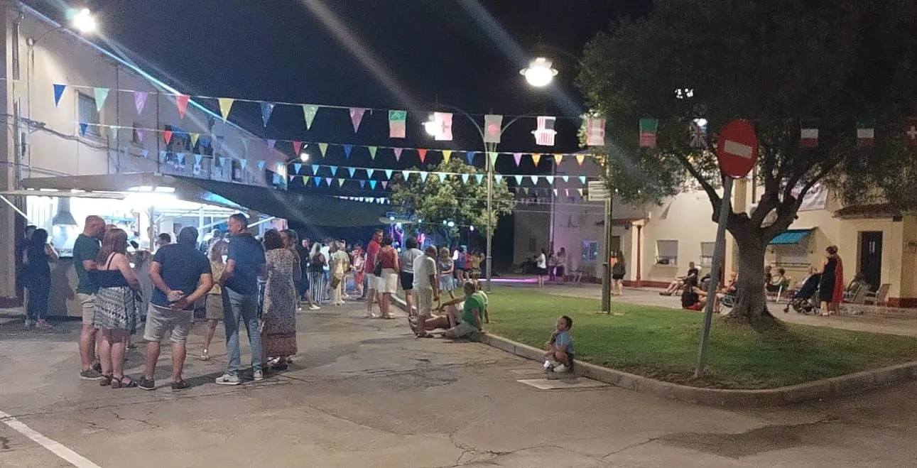 Foto 11 - Noche sabatina con mucho ritmo en las fiestas de la Avenida de Espa&ntilde;a y Casas de Mart&iacute;n B&aacute;ez