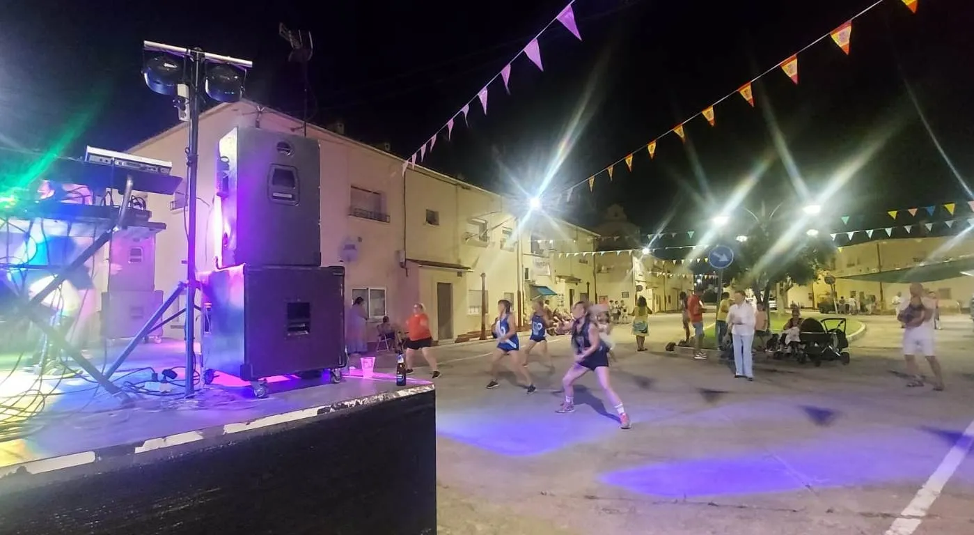 Foto 7 - Noche sabatina con mucho ritmo en las fiestas de la Avenida de Espa&ntilde;a y Casas de Mart&iacute;n B&aacute;ez