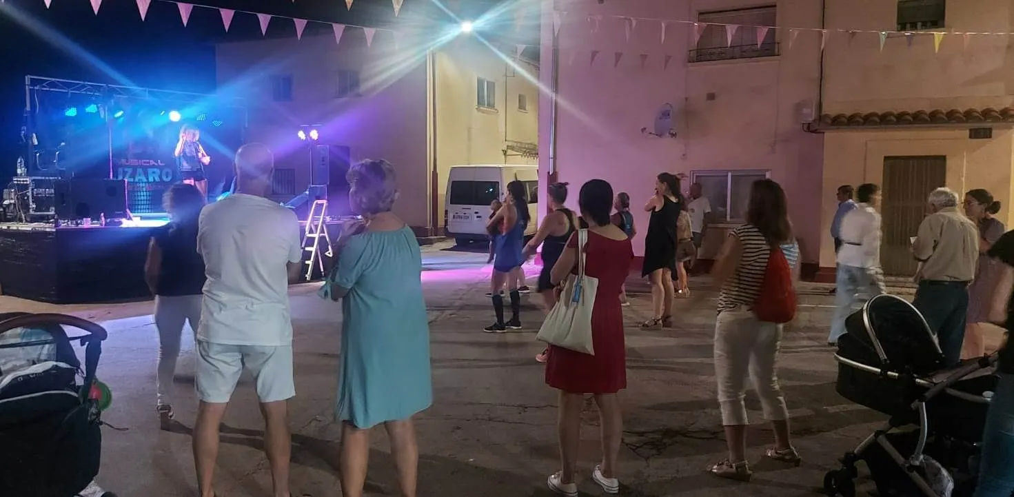Foto 5 - Noche sabatina con mucho ritmo en las fiestas de la Avenida de Espa&ntilde;a y Casas de Mart&iacute;n B&aacute;ez