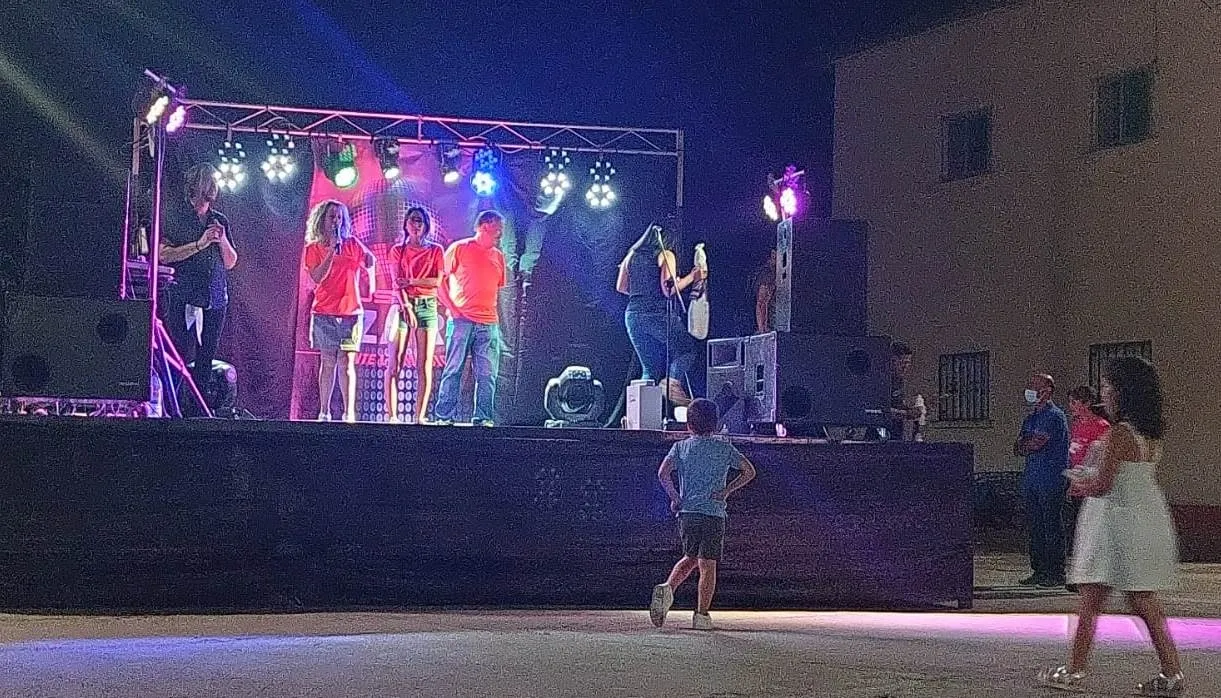 Foto 3 - Noche sabatina con mucho ritmo en las fiestas de la Avenida de Espa&ntilde;a y Casas de Mart&iacute;n B&aacute;ez