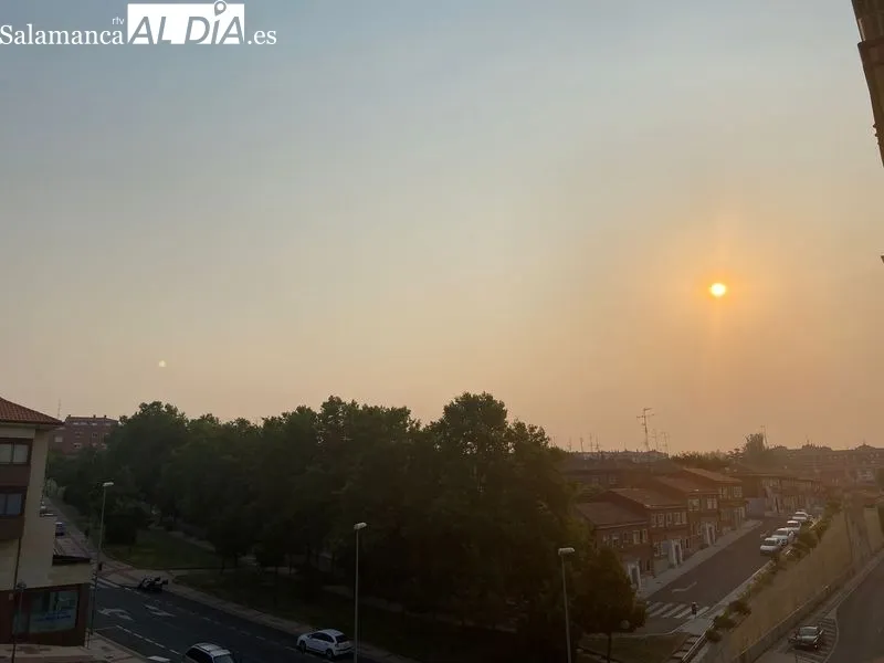 Olor a humo y ceniza que esta mañana flotaba en el cielo de Salamanca capital 