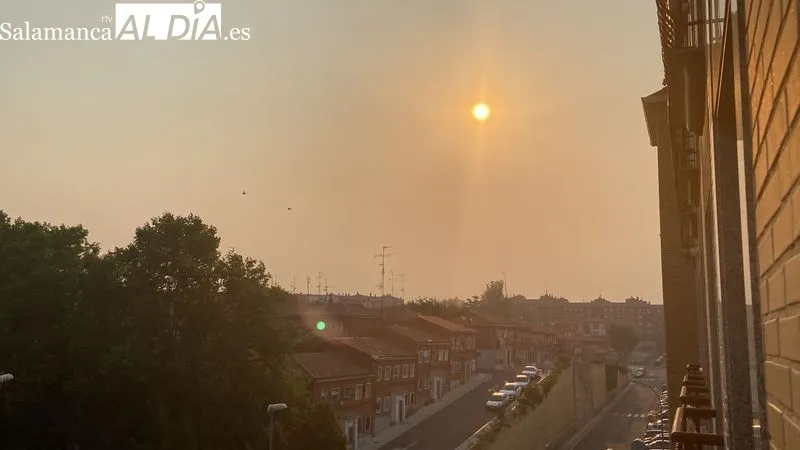 Olor a humo y ceniza que esta mañana flotaba en el cielo de Salamanca capital 