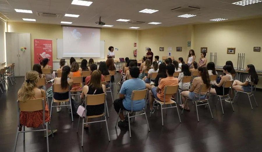Foto 2 - Se inicia el trabajo con los j&oacute;venes que se quieren involucrar en la Feria de Teatro 2022