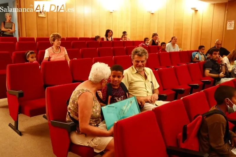 Foto 2 - Emoci&oacute;n y alegr&iacute;a en el recibimiento a los ni&ntilde;os saharauis del programa 'Vacaciones en Paz' 