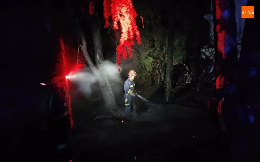 Foto 8 - Gran susto en las Huertas de Santa Cruz por un fuego al filo de la medianoche