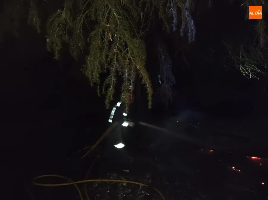 Foto 7 - Gran susto en las Huertas de Santa Cruz por un fuego al filo de la medianoche