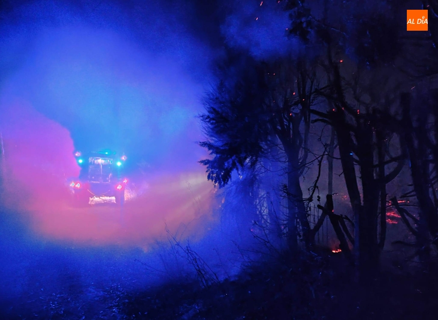 Foto 6 - Gran susto en las Huertas de Santa Cruz por un fuego al filo de la medianoche