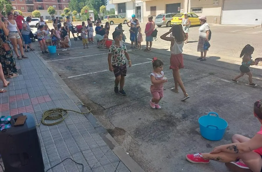 Foto 5 - Bobolino y Piruleta entretienen a los m&aacute;s peque&ntilde;os en Las Canteras