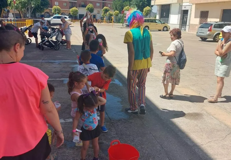Foto 3 - Bobolino y Piruleta entretienen a los m&aacute;s peque&ntilde;os en Las Canteras