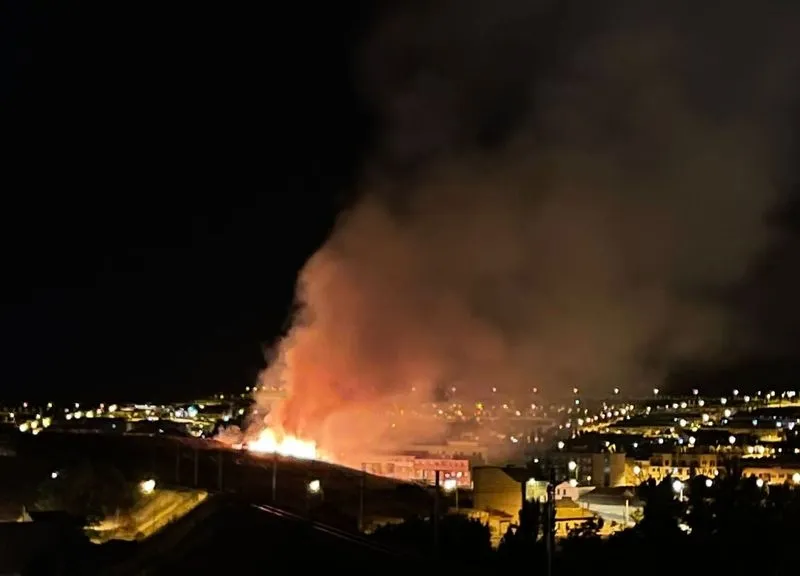 Imagen del incendio en las inmediaciones del Arroyo del Zurguén, a primera hora de la pasada noche