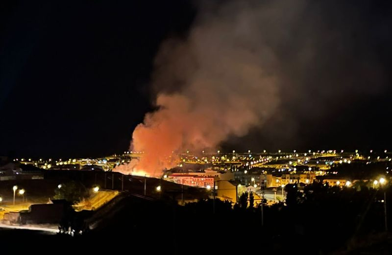 Imagen del incendio en las inmediaciones del Arroyo del Zurguén, a primera hora de la pasada noche