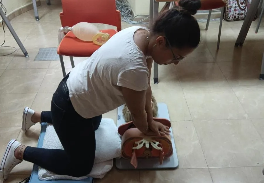 Foto 3 - Las alumnas de 'Residencias en Alto &Aacute;gueda' aprenden primeros auxilios