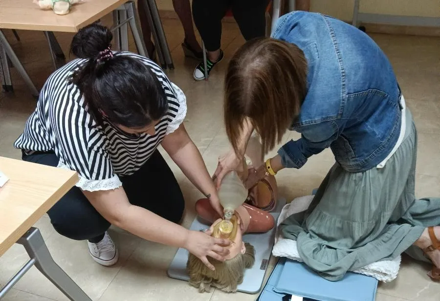 Foto 2 - Las alumnas de 'Residencias en Alto &Aacute;gueda' aprenden primeros auxilios