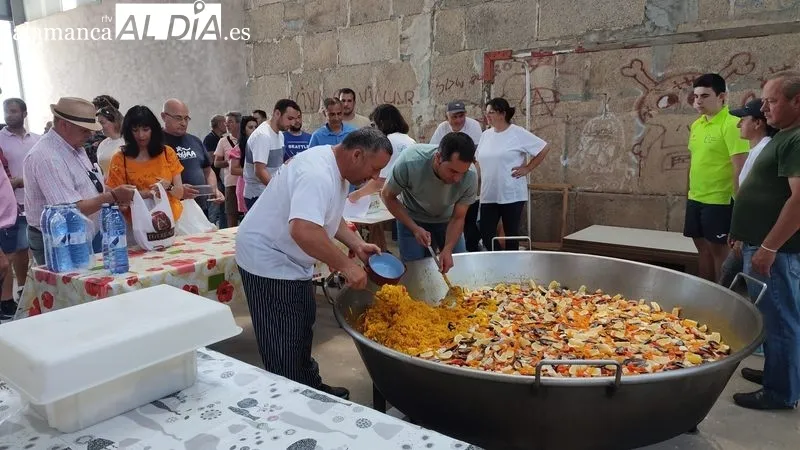 Paellada solidaria fin de fiestas en Villar de Peralonso / CORRAL