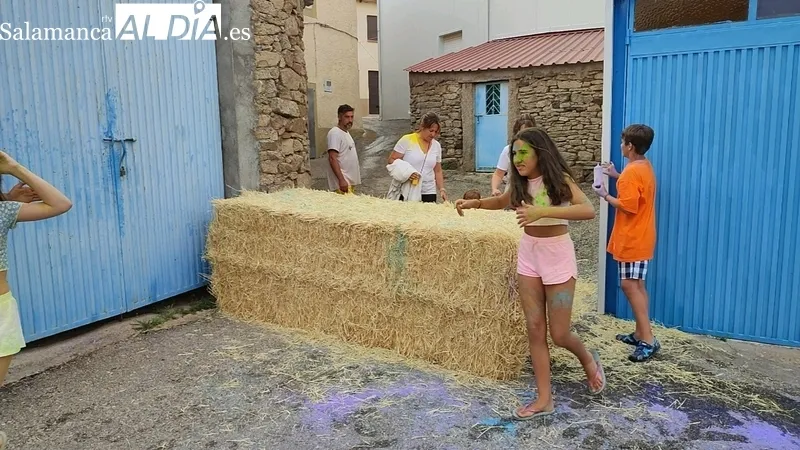 Tobogánes acuáticos y carrera de color en las fiestas de Villasbuenas / CORRAL