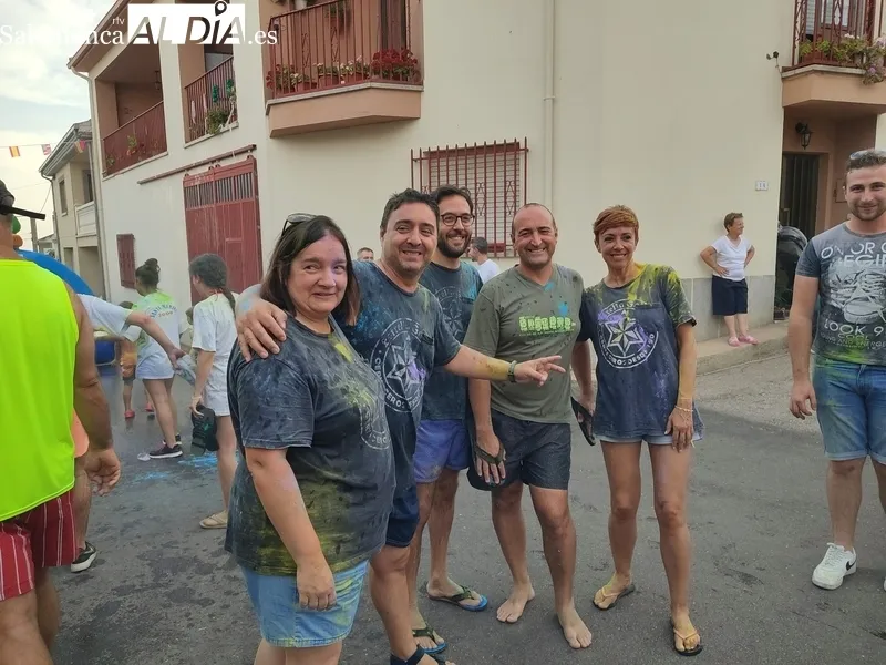 Tobogánes acuáticos y carrera de color en las fiestas de Villasbuenas / CORRAL