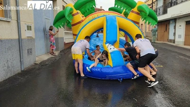 Tobogánes acuáticos y carrera de color en las fiestas de Villasbuenas / CORRAL