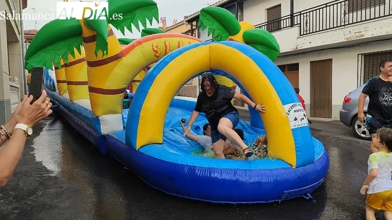 Tobogánes acuáticos y carrera de color en las fiestas de Villasbuenas / CORRAL