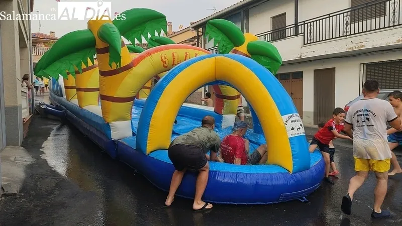 Tobogánes acuáticos y carrera de color en las fiestas de Villasbuenas / CORRAL