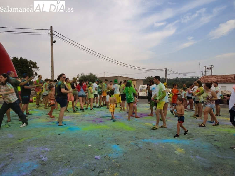 Tobogánes acuáticos y carrera de color en las fiestas de Villasbuenas / CORRAL