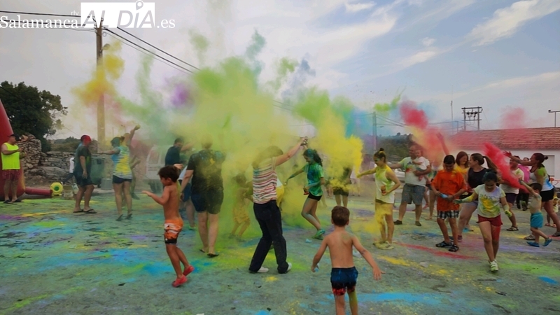 Tobogánes acuáticos y carrera de color en las fiestas de Villasbuenas / CORRAL