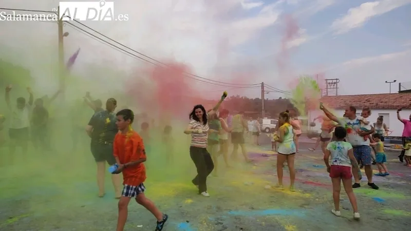 Tobogánes acuáticos y carrera de color en las fiestas de Villasbuenas / CORRAL