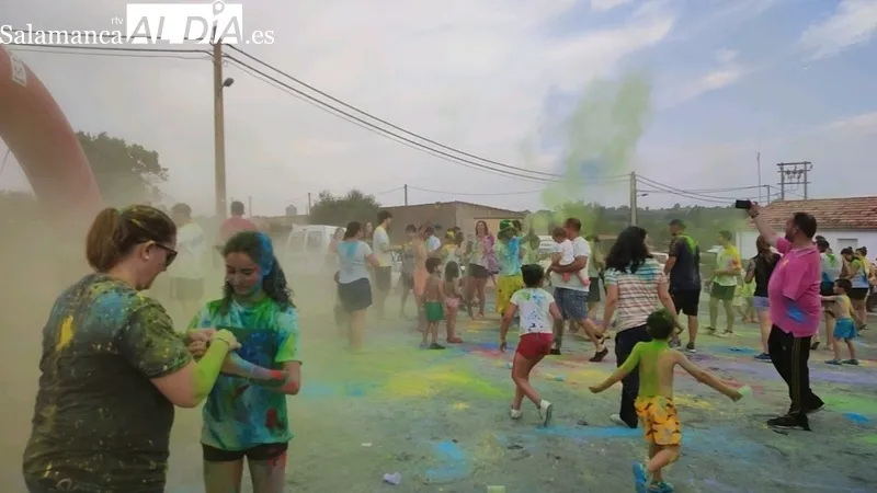 Tobogánes acuáticos y carrera de color en las fiestas de Villasbuenas / CORRAL