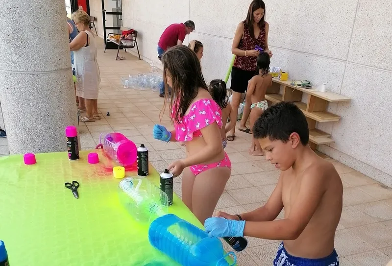 Pequeños y mayores han convertido garrafas de agua en coloridos maceteros 