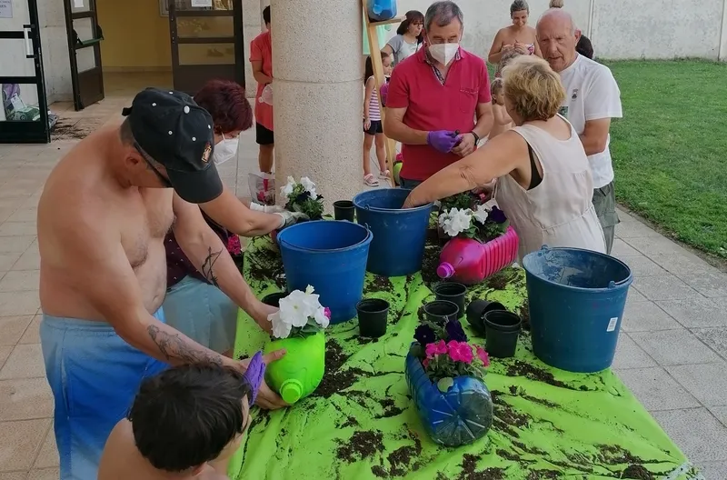 Pequeños y mayores han convertido garrafas de agua en coloridos maceteros 