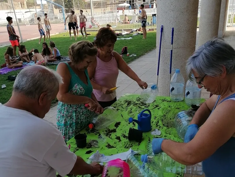 Pequeños y mayores han convertido garrafas de agua en coloridos maceteros 