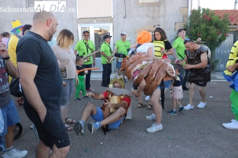 Carrera de coches locos en Villar de Peralonso