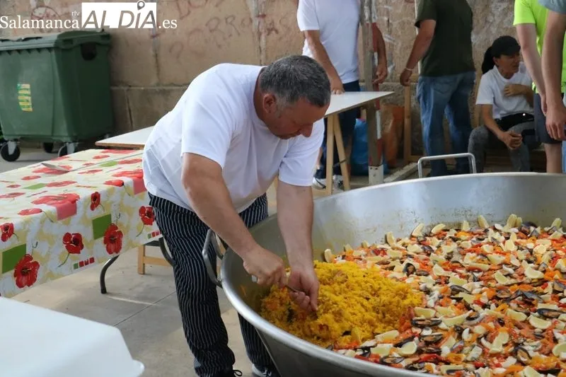 Paellada solidaria fin de fiestas en Villar de Peralonso / CORRAL