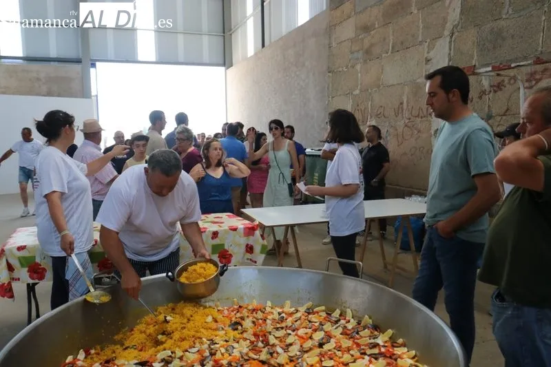 Paellada solidaria fin de fiestas en Villar de Peralonso / CORRAL
