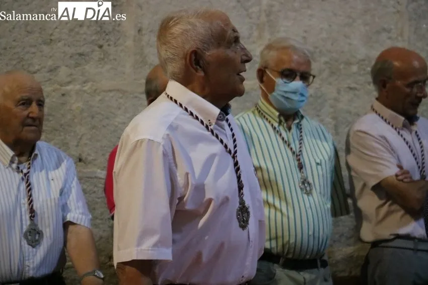 Candelas Martín toma la vara como primera mujer mayordoma de San Cristóbal en Guadramiro / CORRAL 