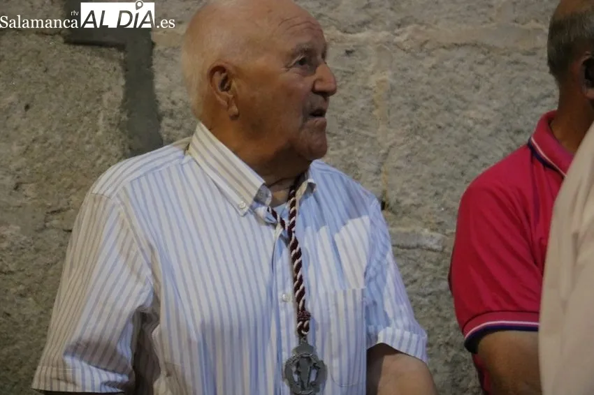 Candelas Martín toma la vara como primera mujer mayordoma de San Cristóbal en Guadramiro / CORRAL 