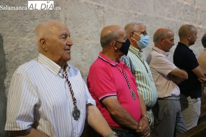 Candelas Martín toma la vara como primera mujer mayordoma de San Cristóbal en Guadramiro / CORRAL 