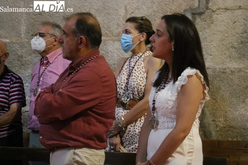 Candelas Martín toma la vara como primera mujer mayordoma de San Cristóbal en Guadramiro / CORRAL 