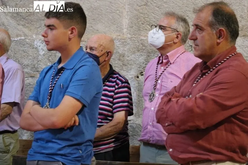 Candelas Martín toma la vara como primera mujer mayordoma de San Cristóbal en Guadramiro / CORRAL 