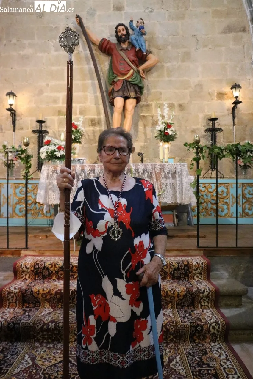 Candelas Martín toma la vara como primera mujer mayordoma de San Cristóbal en Guadramiro / CORRAL 