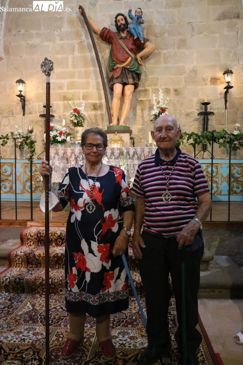 Candelas Martín toma la vara como primera mujer mayordoma de San Cristóbal en Guadramiro / CORRAL 