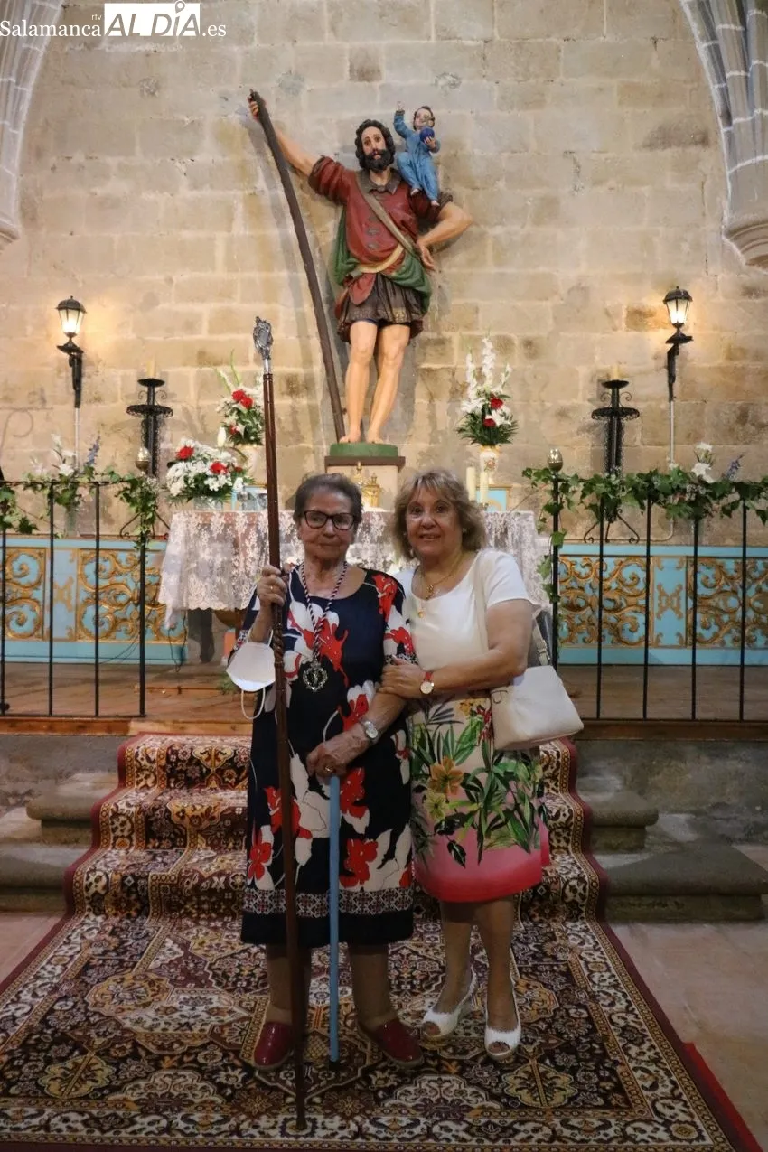 Candelas Martín toma la vara como primera mujer mayordoma de San Cristóbal en Guadramiro / CORRAL 